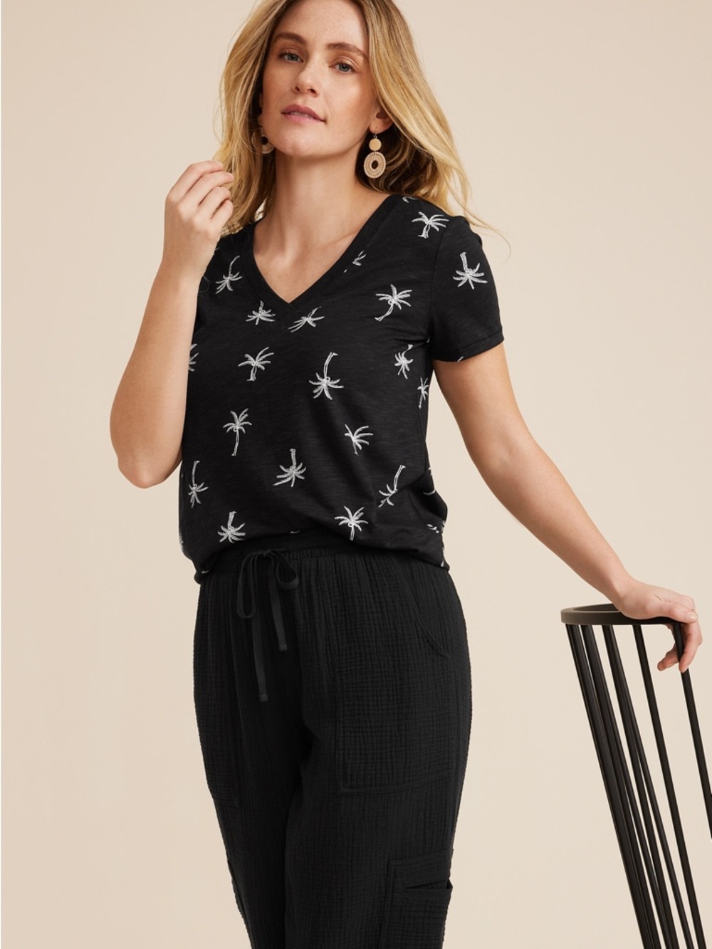 Maurices 24/7 Black V-Neck Short Sleeve Tee with White Palm Print